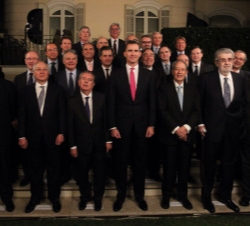 Fotografía de grupo de Su Alteza Real el Príncipe de Asturias con empresarios y ejecutivos de Madrid y Barcelona, en un acto organizado por el Foro &q